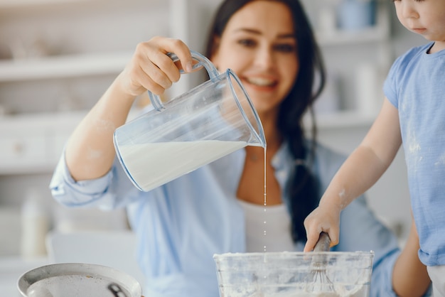 Linda familia prepara el desayuno en la cocina.