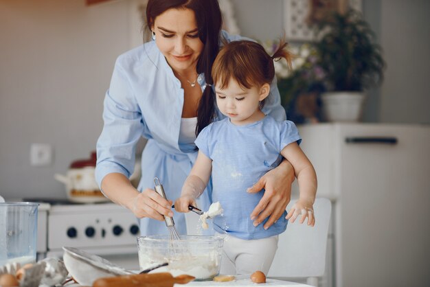 Linda familia prepara el desayuno en la cocina.