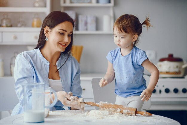 Linda familia prepara el desayuno en la cocina.