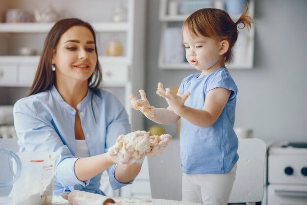 Linda familia prepara el desayuno en la cocina.