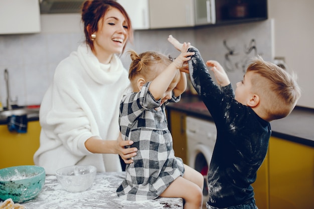 Linda familia prepara el desayuno en la cocina.