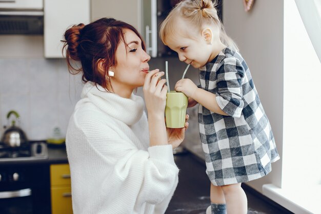 Linda familia prepara el desayuno en la cocina.