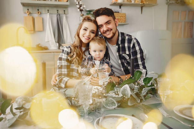 Linda familia sentada en la cocina