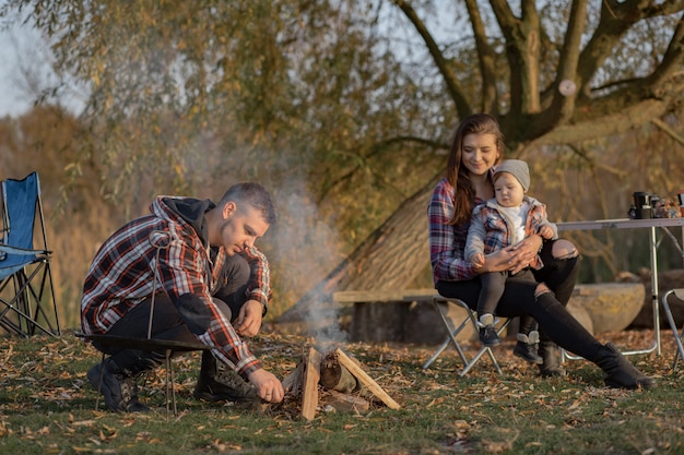 Linda familia sentada en un picnic en un bosque