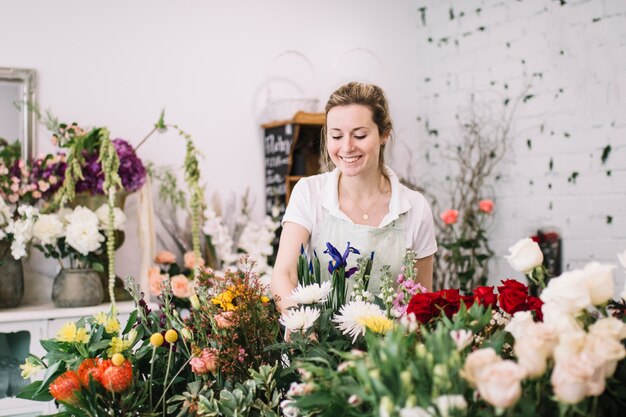 Linda florista trabajando en tienda de flores