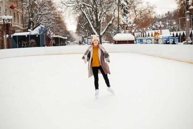 Linda y hermosa chica en una ciudad de invierno.