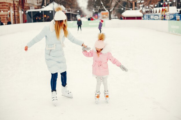 Linda y hermosa familia en una ciudad de invierno