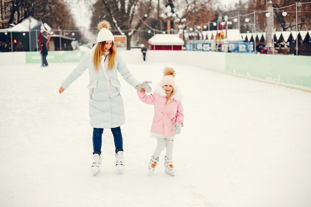 Linda y hermosa familia en una ciudad de invierno