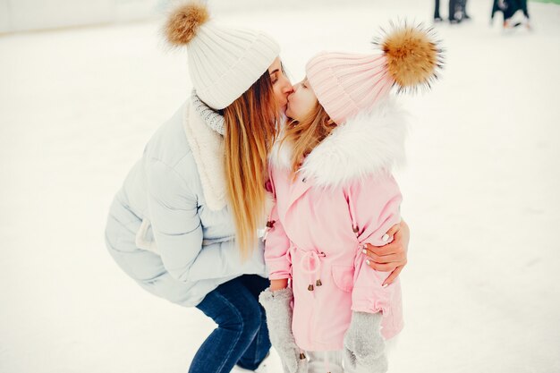 Linda y hermosa familia en una ciudad de invierno