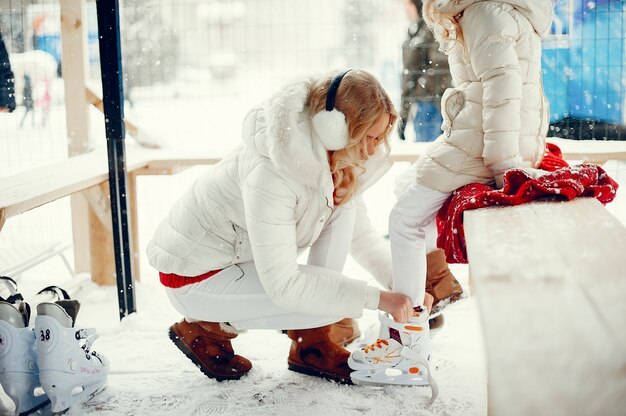 Linda y hermosa familia en una ciudad de invierno