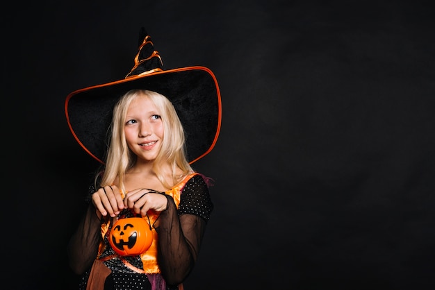 Linda joven bruja con sombrero