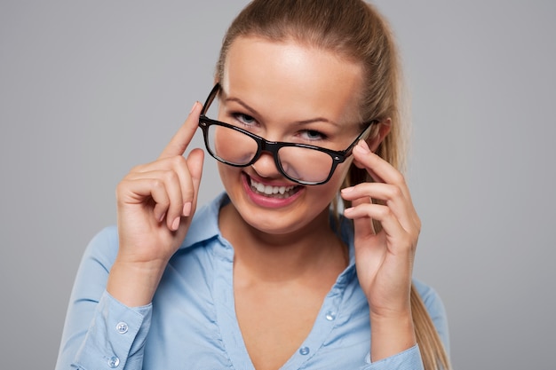 Linda joven empresaria con gafas de moda