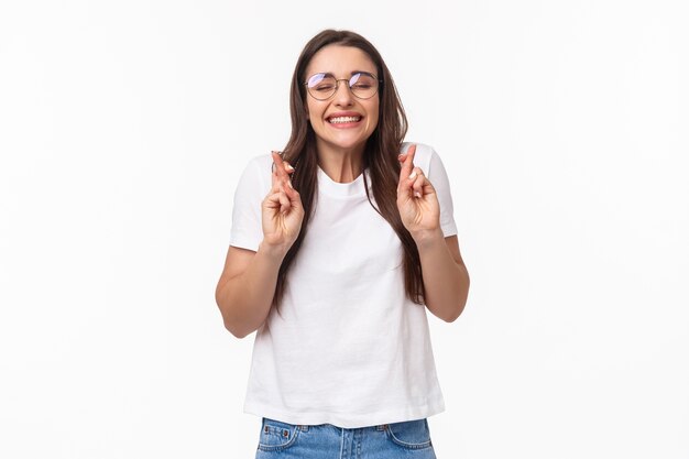 linda joven con gafas, cabello largo, ojos cerrados y soñando despierto