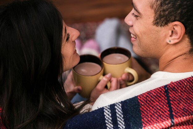 Linda joven pareja juntos en el amor