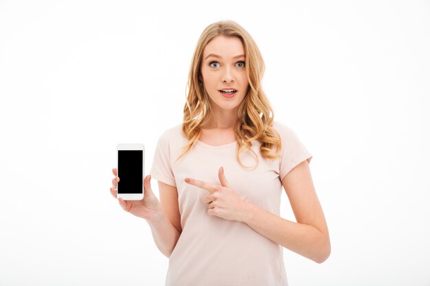 Linda jovencita mostrando la pantalla del teléfono móvil
