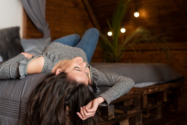 Linda jovencita tomando un descanso