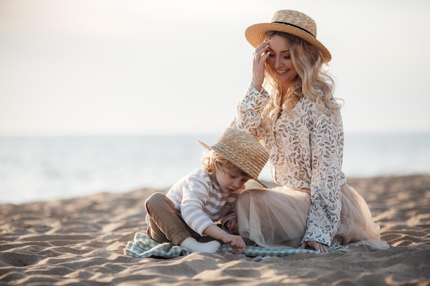 linda madre y bebé niño al aire libre