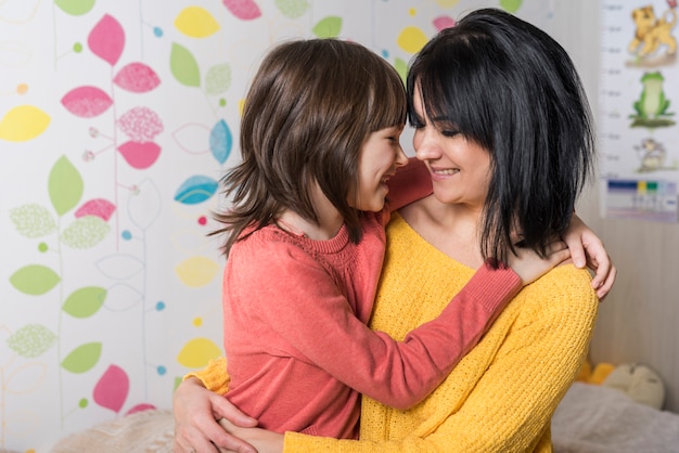 Foto gratuita linda madre e hija abrazando