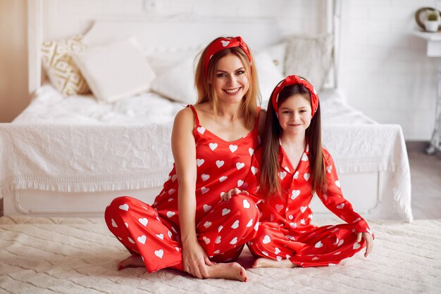 Linda madre e hija en casa en pijama