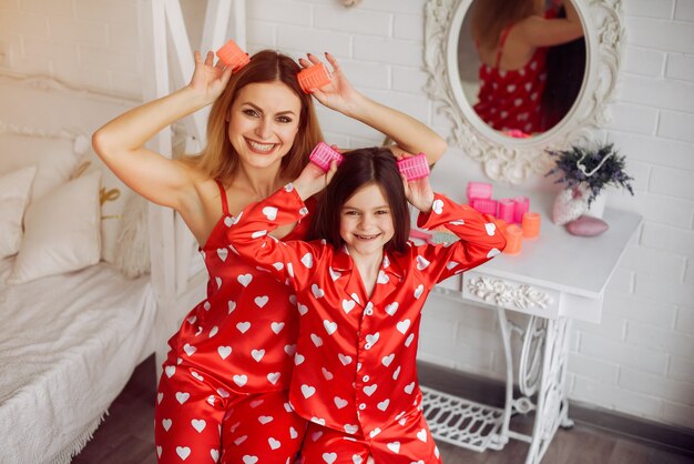 Linda madre e hija en casa en pijama