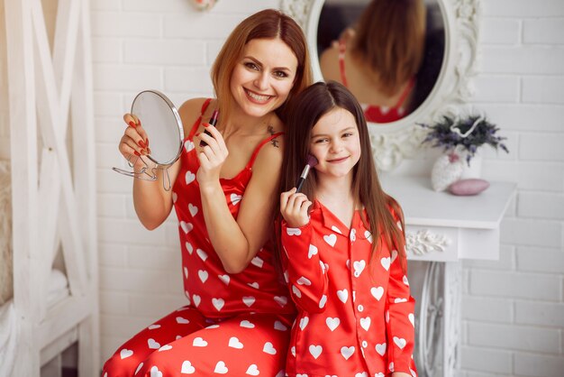 Linda madre e hija en casa en pijama