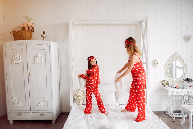 Linda madre e hija en casa en pijama