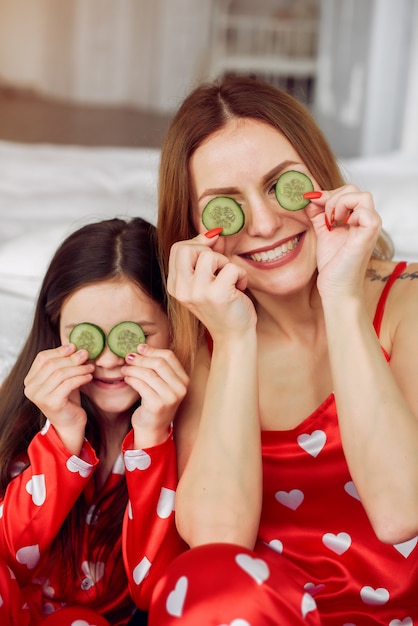 Linda madre e hija en casa en pijama