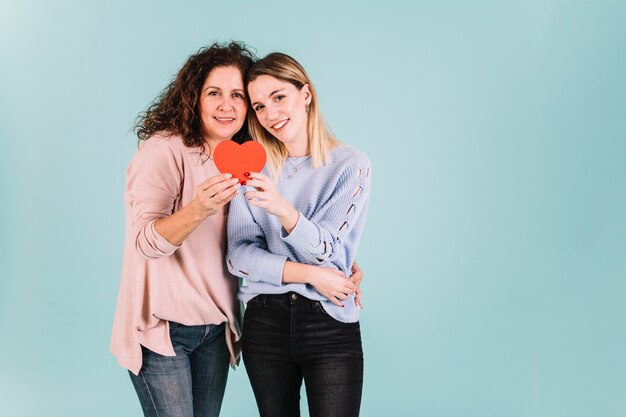 Linda madre e hija con corazón