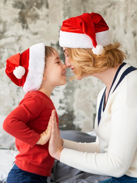 Linda madre e hijo jugando en Navidad