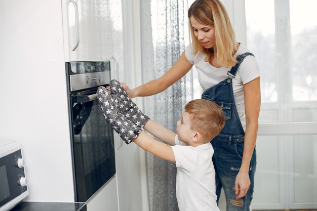 Linda madre con un pequeño hijo en una habitación.