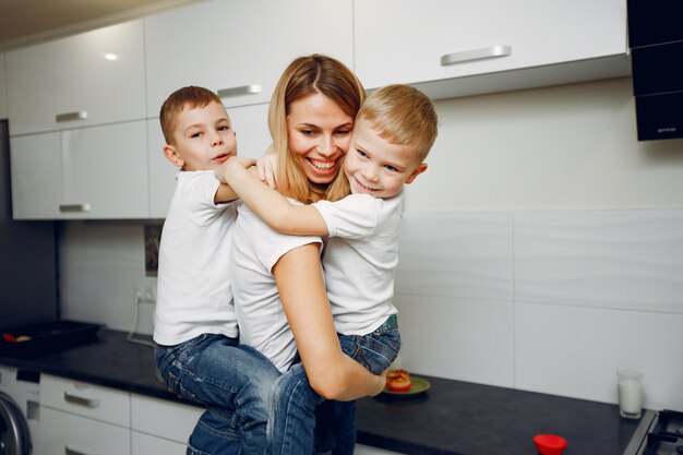 Linda madre con un pequeño hijo en una habitación.