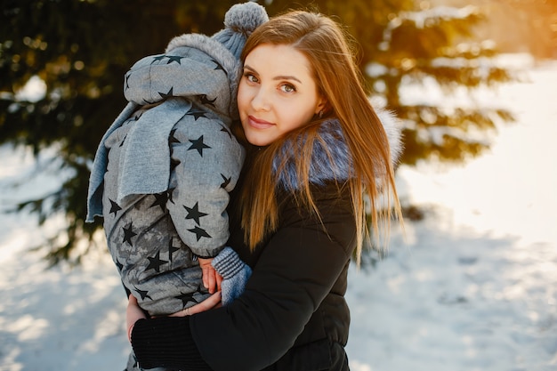 Linda madre con pequeño hijo