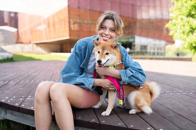 Foto gratuita linda mascota shiba inu con familia