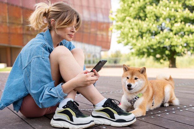 Linda mascota shiba inu con familia