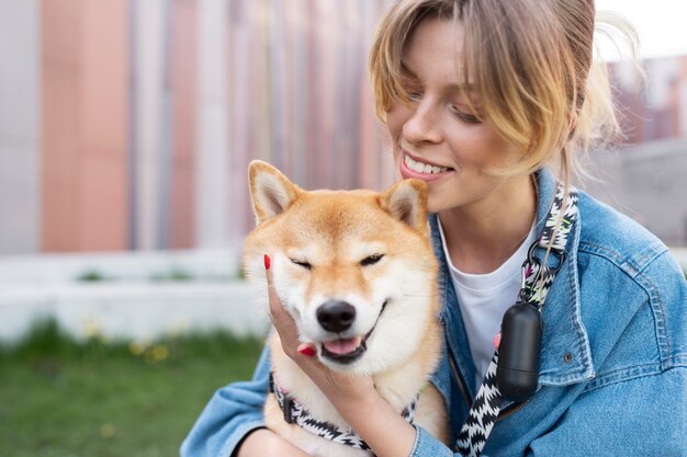 Linda mascota shiba inu con familia