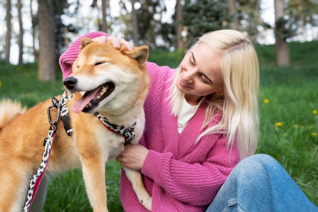 Linda mascota shiba inu con familia