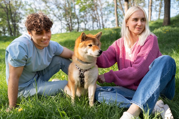 Foto gratuita linda mascota shiba inu con familia