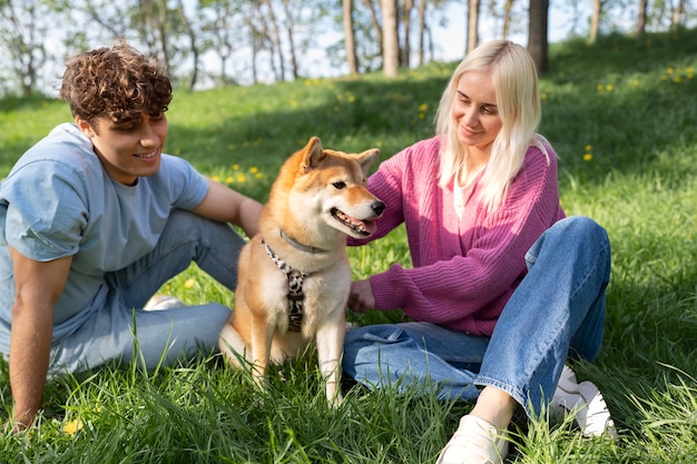 Linda mascota shiba inu con familia