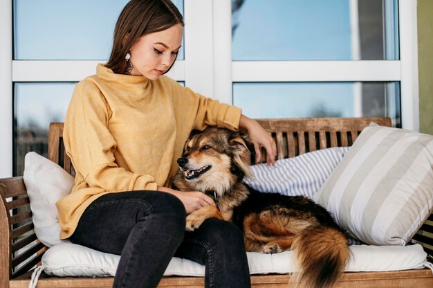 Linda mujer acariciando a su perro