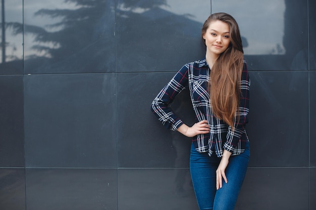 linda mujer al aire libre con ropa informal