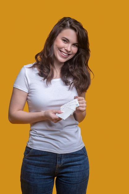 Linda mujer alegre posando para la cámara antes de enviar por correo