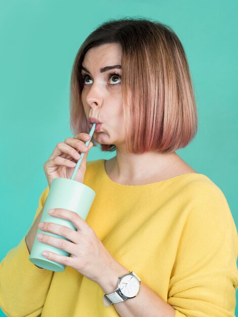 Linda mujer bebiendo bebidas