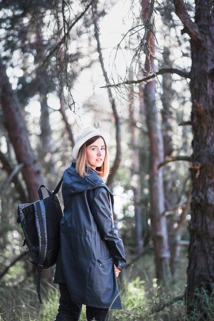 Linda mujer en el bosque