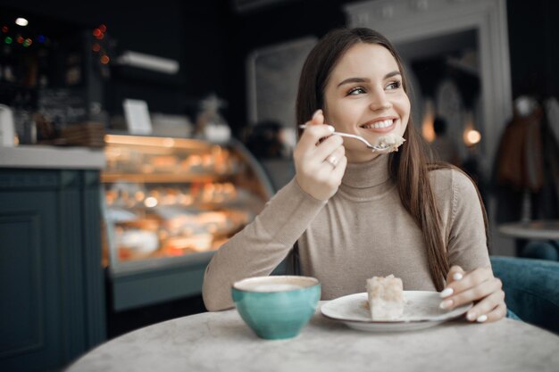 Linda mujer en café con café