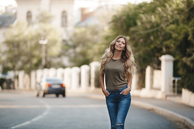 linda mujer casual al aire libre