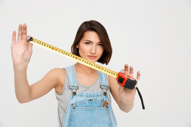 Linda mujer con cinta métrica renovar casa