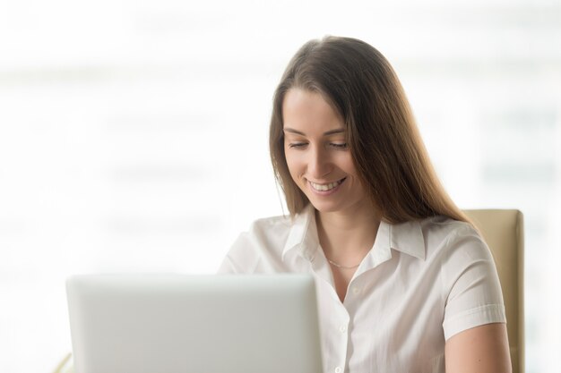 Linda mujer se comunica con amigos en internet.