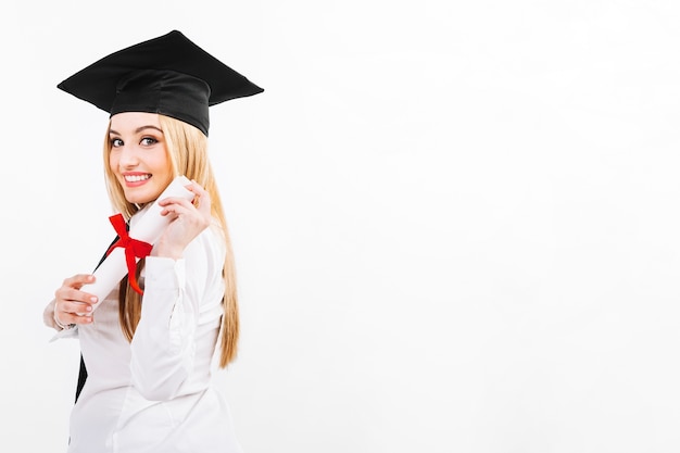 Linda mujer con diploma de la universidad