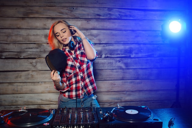 Foto gratuita linda mujer dj divirtiéndose tocando música en la fiesta del club