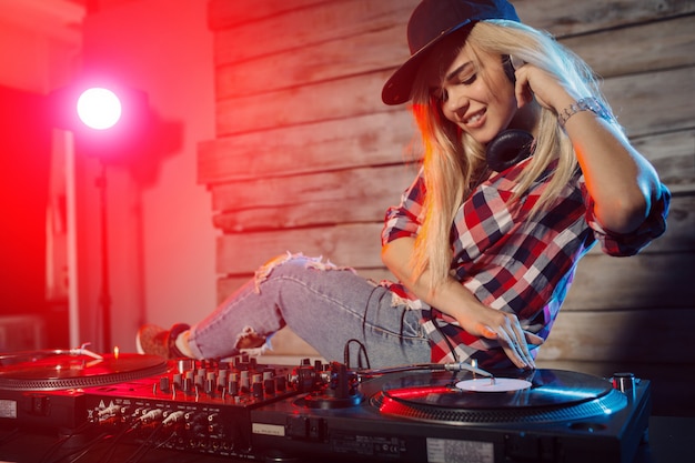 Foto gratuita linda mujer dj divirtiéndose tocando música en la fiesta del club